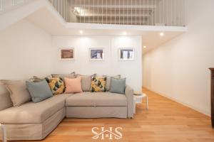 un soggiorno con divano e cuscini sopra di Domu Chiara a Cagliari