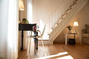 una telecamera in una stanza con una scala di Domu Chiara a Cagliari