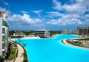 - une vue sur la grande piscine d'eau bleue dans l'établissement Baia Kristal - Vacaciones Cartagena Colombia, à Carthagène des Indes