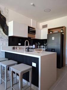 Cuisine ou kitchenette dans l'établissement Baia Kristal - Vacaciones Cartagena Colombia