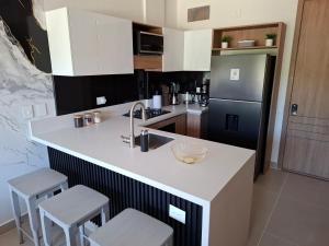 Cuisine ou kitchenette dans l'établissement Baia Kristal - Vacaciones Cartagena Colombia