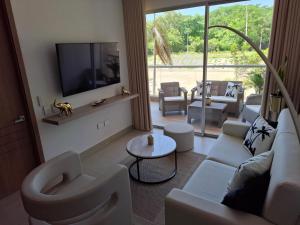 un salon avec un canapé et une télévision dans l'établissement Baia Kristal - Vacaciones Cartagena Colombia, à Carthagène des Indes