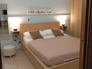 ein Bett in einem Schlafzimmer mit zwei eingeschalteten Lampen in der Unterkunft Borgo Giardino in Adelfia
