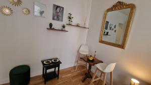 Zimmer mit einem Spiegel, einem Tisch und Stühlen in der Unterkunft Le Marais,center ,5 minute Eiffel tour and Louvre meusm ,1 mins metro in Paris
