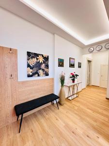 un salon avec un banc et un tableau au mur dans l'établissement Old Town Prague Apartment, à Prague