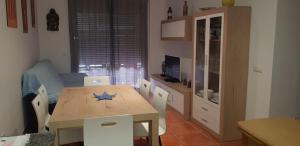 Televízia a/alebo spoločenská miestnosť v ubytovaní Apartamento Pescadores