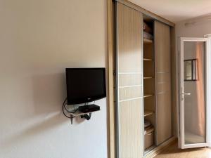 Apartmani Mareta في بتروفاتس نا مورو: تلفزيون بشاشة مسطحة على الحائط بجوار خزانة