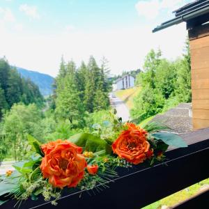 ラアにあるFerienwohnung Laax mit Traumblick, großem Balkon und Terrasseの窓枠に座る花束