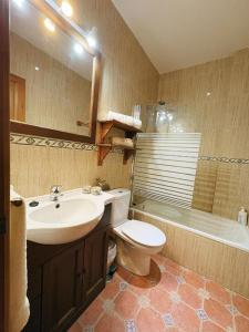 ein Badezimmer mit Waschbecken, Toilette und Badewanne in der Unterkunft Casa Rural Calderón de Medina l, ll y lll in Siete Iglesias de Trabancos