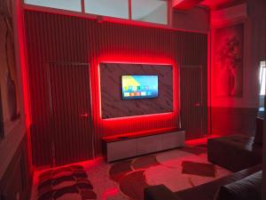 un soggiorno con una stanza illuminata di rosso con una TV di Royal Harbor View Lux 4-Bedroom Waterfront Residence a Durrës