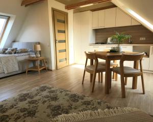 内林加"Pamario mansarda" - Preiloje的厨房兼餐厅，配有桌椅