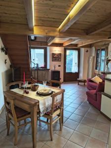 een woonkamer met een tafel en een bank bij Le Jardin de Clos in Saint Vincent +22 foto's