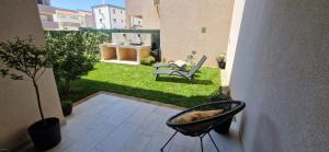 Zahrada ubytování Green Nest, ground floor apt with private garden & garage - NEW IN 2024!