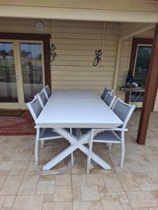 a white table and chairs in front of a house at The Heart Cabin בקתת הלב in Kidmat Tsvi +3 photos