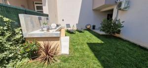 Zahrada ubytování Green Nest, ground floor apt with private garden & garage - NEW IN 2024!