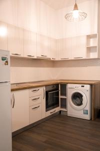 Kuchyň nebo kuchyňský kout v ubytování Sunrise Luxury Apartments