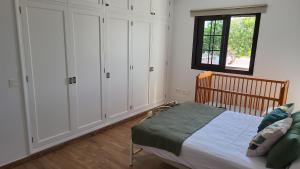 1 dormitorio con 1 cama y algunos armarios blancos en La Lapa, en Arrecife 13 fotos más