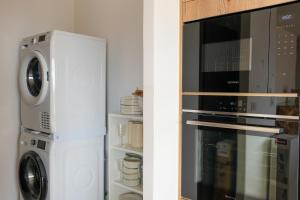 La cuisine est équipée d'un four micro-ondes et d'un réfrigérateur. dans l'établissement Bergerie entre plage et maquis, à Zonza