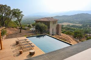 une villa avec piscine et une maison dans l'établissement Bergerie entre plage et maquis, à Zonza