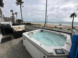 曼哈顿海滩Manhattan Beach Beachfront On The Strand的海滩旁的天井上的热水浴池