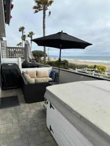 Manhattan Beach Beachfront On The Strand的阳台或露台