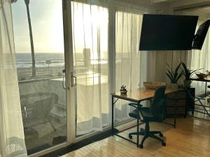 Manhattan Beach Beachfront On The Strand的电视和/或娱乐中心