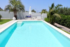 Bazén v ubytovaní Golden Holiday 2 Ville con piscine indipendenti e separate alebo v jeho blízkosti