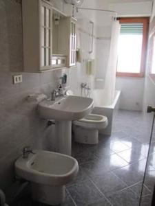 a bathroom with a sink and a toilet at Casa vacanze Giada in Peschici