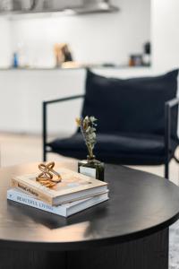 zwei Bücher auf einem Tisch in der Unterkunft Stylish NYC Haven Steps to Broadway & Dining in New York