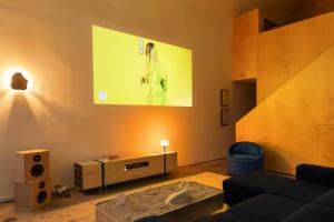 ein Wohnzimmer mit einer Couch und einem Bild an der Wand in der Unterkunft World Cup Ready! Artsy Loft Near Fan Zone in Fort Worth