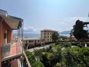 a balcony of a building with a view of a street at WELCOME RIVIERA Primavera 1A Vista mare- spazioso e comodo appartamento-2 bagni-wifi-aria condizionata in ogni stanza-garage a pagamento 15 euro al giorno in Rapallo