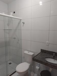 ein weißes Badezimmer mit Toilette und Waschbecken in der Unterkunft Casa para alugar São João de CG PB in Campina Grande