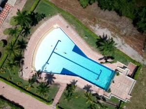 an overhead view of a swimming pool with palm trees at Casa con Piscina Privada y Jacuzzi in Flandes