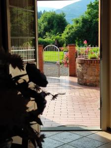 una puerta abierta a un patio con una puerta en Appartamento Cardellini 1, en Pescia
