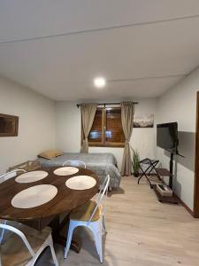 a room with a table and a bed and a television at Los Penitentes in Los Penitentes