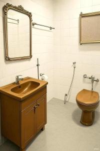 y baño con lavabo de madera y aseo. en Charme in Ipanema by the beach, en Río de Janeiro