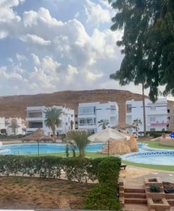 a view of the resort from the pool at قريه الريفيرا بشرم الشيخ in Sharm El Sheikh