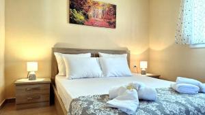 een slaapkamer met een bed met handdoeken erop bij Lemon tree House in Skala Marion