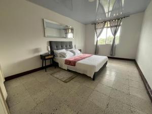 a bedroom with a bed and a window at ACOGEDOR APARTAMENTO DISPONIBLE eN CALARCA QUINDIO EXCELENTE UBICACION EN CONJUNTO CERRADO 2 HABITACIONES PARKING BIEN EQUIPADO in Calarcá +7 photos