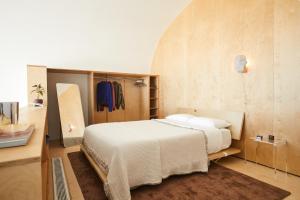 ein Schlafzimmer mit einem großen weißen Bett in einem Zimmer in der Unterkunft World Cup Ready! Artsy Loft Near Fan Zone in Fort Worth