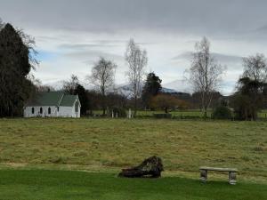 Um jardim no exterior de Bellbird Hideaway