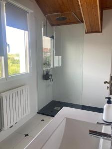 Kúpeľňa v ubytovaní Ático en O Grove con jardín (Rias Baixas)