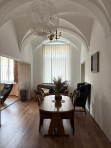 Posezení v ubytování Nr 2 Gemütliche Suite mit King-Size Bett und Essbereich im Zentrum im Neubarockstyle