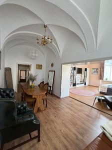 Posezení v ubytování Nr 2 Gemütliche Suite mit King-Size Bett und Essbereich im Zentrum im Neubarockstyle