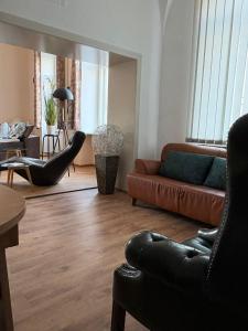 Posezení v ubytování Nr 2 Gemütliche Suite mit King-Size Bett und Essbereich im Zentrum im Neubarockstyle