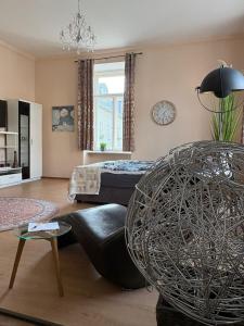 Posezení v ubytování Nr 2 Gemütliche Suite mit King-Size Bett und Essbereich im Zentrum im Neubarockstyle