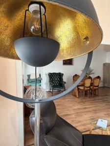 Posezení v ubytování Nr 2 Gemütliche Suite mit King-Size Bett und Essbereich im Zentrum im Neubarockstyle