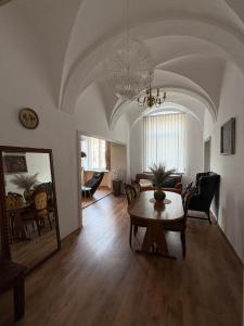 Posezení v ubytování Nr 2 Gemütliche Suite mit King-Size Bett und Essbereich im Zentrum im Neubarockstyle