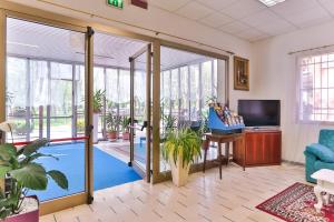TV a/nebo společenská místnost v ubytování Hotel Majorca