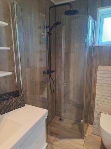 Koupelna v ubytování Nýlegur sumarbústaður/friðsæld + 16 fotografií